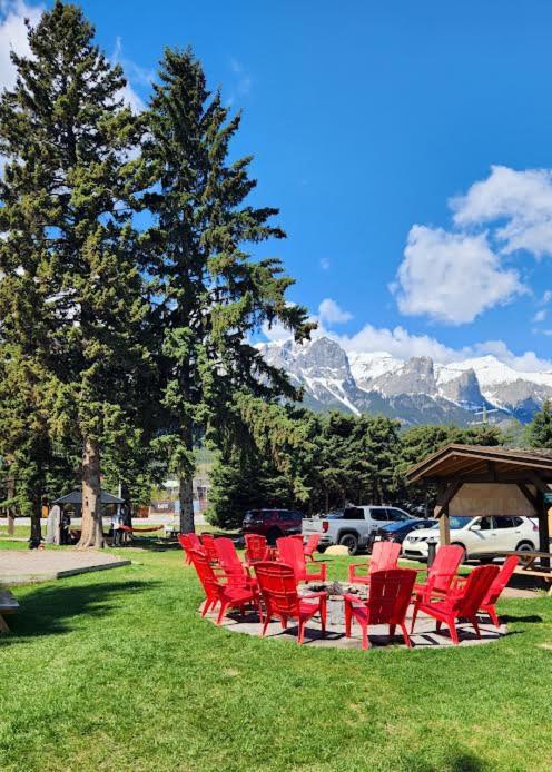 Rundle Mountain Lodge Canmore Exteriör bild