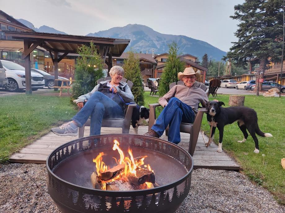 Rundle Mountain Lodge Canmore Exteriör bild